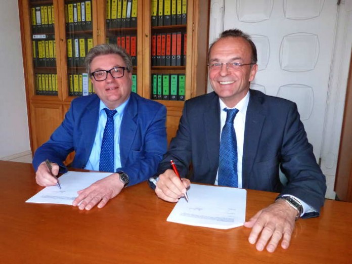 (v.l.n.r.) Bürgermeister Uwe Schwind und Landrat Dr. Fritz Brechtel freuen sich bei Abschluss der Kooperationsvereinbarung über die wirksame Unterstützung für junge Familien.